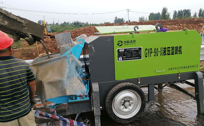 液压泵送式混凝土湿喷机施工现场