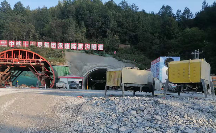 中铁十七局双喷头液压湿喷机施工现场