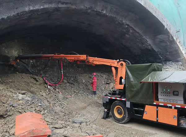 隧道混凝土湿喷台车施工视频
