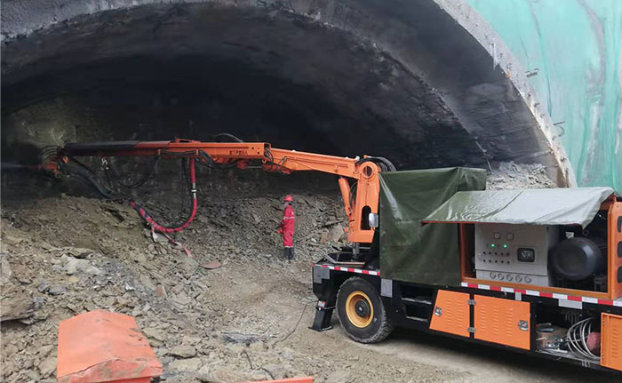 隧道混凝土湿喷台车施工现场