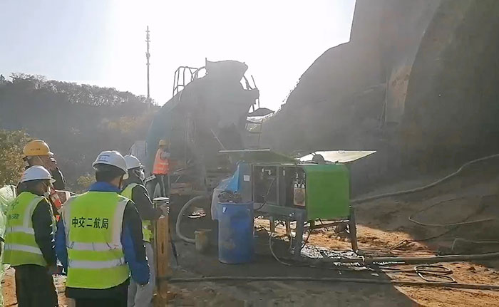 中交二航局液压湿喷机施工现场
